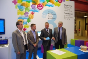 Im Zeichen der Bürgerkarte: Josef Tinkhauser, Michele Tais, LR Roberto Bizzo und Kurt Pöhl (v.l.) bei der Vorstellung des Messestandes.