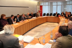 Vorstellung von Haushalts- und Finanzgesetzentwurf: Die Landesregierung mit den Vertretern der Sozialpartnern