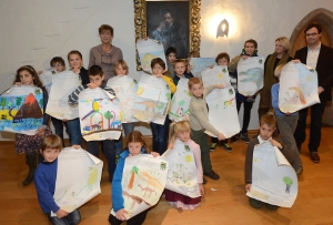 Die Kinder und ihre prämierten Zeichnungen mit Landesrätin Kasslatter Mur (hinten links), Abteilungsdirektorin Dalla Torre (2.v.re.), Museumsdirektor Zingerle (ganz rechts).