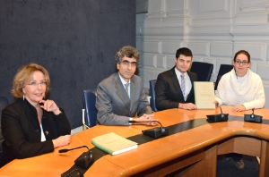 Geschichte des Landeslabors für Lebensmittelanalysen vorgestellt (v.li.): Landesarchivdirektorin Roilo, Landeslabordirektor D'Ambrosio, Diplomarbeitverfasser Proietti und Springeth.