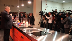 Rück- und Ausblick unter den Augen von Kameras und Journalisten: LH Durnwalder gestern an der Fachschule für Hauswirtschaft und Ernährung Haslach (Foto: DiKom)