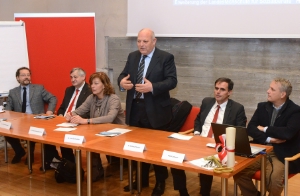 Offizielle Übergabe des Erweiterungsbaus der Landesfachschule für Sozialberufe "Hannah Arendt" (v.li.): Schuldirektor Loddi, LR Mussner, LRin Kasslatter Mur, LH Durnwalder, LR Theiner, Bozens Vizebürgermeister Ladinser.
