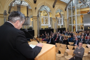 Zahlreiche Bürgermeister, Gemeindereferenten und Vertreter der Betreibergesellschaften informioerten sich über die gesetzliche Lage, die für Mobilfunkumsetzer gelten. (Foto: DiKOM/ohn).