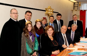 Die Sternsinger mit der Landesregierung. Foto: DiKOM/ohn.