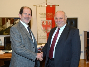 Handschlag auf gute Zusammenarbeit: LH Pacher bei seinem Antrittsbesuch beim Südtiroler Amtskollegen LH Durnwalder (Foto: Pertl)