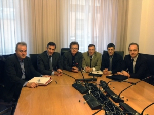 Wollen ihre jeweilige Handelsordnung verteidigen: Die beiden Handelslandesräte Thomas Widmann und Alessandro Olivi (2.u.3.v.l.)mit ihren Mitarbeitern