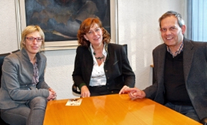 LRin Kasslatter Mur (Mitte) und Kinder- und Jugendanwältin Vera Nicolussi Leck (links) sowie der Direktor des Landesamts für Jugendarbeit Klaus Nothdurfter