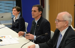 LR Theiner bei der Vorstellung der medizinischen Forschung in Südtirol (FOTO:LPA/Pertl)