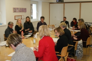 Veronika Pfeifer (ganz links) vom Deutschen Schulamt informiert die Besucherdelegation mit Helene Jarmer (ganz rechts) über das Südtiroler Integrationsmodell an den Schulen.