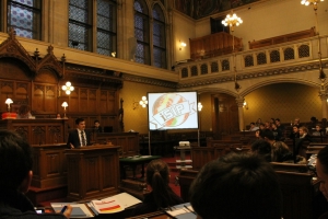 Der Vorsitzende des Landesbeirates der Schüler und Schülerinnen, Matthias von Wenzl, am Rednerpult des Schülerparlaments im Wiener Rathaus
