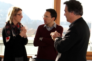 Euregio-Generalsekretärin Birgit Oberkofler mit Kulturlandesrat Christian Tommasini und Peter Paul Kainrath, der Südtirol im wissenschaftlichen Beirat der Bewerbung vertritt. Foto: DiKom/ohn.
