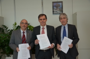 Blutspendevereinbarung: AVIS-Obmann Erich Hanni, LR Richard Theiner und Generaldirektor Andreas Fabi nach der Unterzeichnung