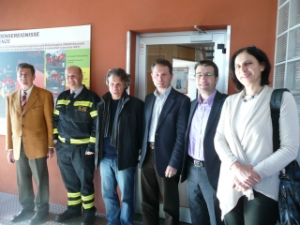 RAI-Chefredakteur Mayr mit den Führungskräften des Landeszivilschutzes (v.l. Marco Becarelli, Ernst Preyer, Wolfgang Mayr, Hanspeter Staffler, Günther Walcher, Michela Munari)