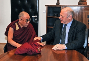 Der Dalai Lama mit Landeshauptmann Luis Durnwalder.