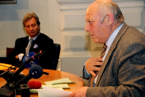 LH Luis Durnwalder mit seinem Rechtsbeistand Gerhard Brandstätter. Foto: DiKOM/ohn