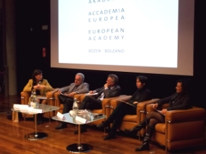 Erstes Innovationsgespräch 2013: Stefania Baroncelli, Pier Francesco Ghetti, LR Roberto Bizzo, Silvia Vogliotti und Caterina Milanesio (von rechts) nahmen daran teil.
