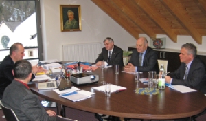 Florian Mussner und Luis Durnwalder haben gestern dem Institut "Micurà de Rü" einen Besuch abgestattet, im Bild mit Albert Videsott, Leander Moroder und Bruno Senoner