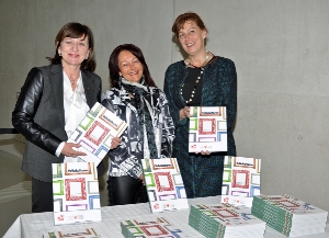 Kulturlandesrätin Sabina Kasslatter Mur mit ihrer Tiroler Amtskollegin Beate Palfrader und der Tiroler Volkskundlerin Petra Streng bei der heutigen Vorstellung des Kulturberichte-Themenhefts "Volkskulturen" in Innsbruck - Foto: Land Tirol/