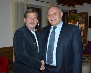 Regionalentwicklung als Thema: LH Durnwalder bei EU-Kommissar Hahn in Ulten (Foto: Pertl)