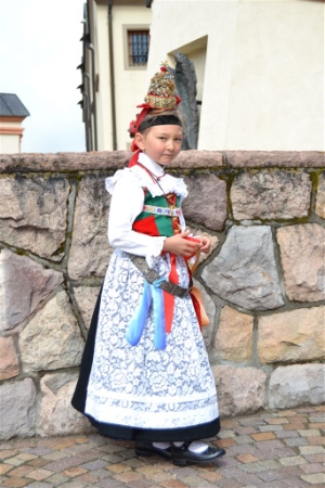 Mädchen in Tracht in St. Christina
