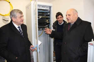 Kleiner Kasten, große Wirkung: LH Durnwalder, LR Mussner und Marco Springhetti, Direktor des Landesamts für Infrastruktur, vor dem Knotenpunkt in St. Leonhard, von dem aus Moos und das Gewerbegebiet Windegg versorgt werden