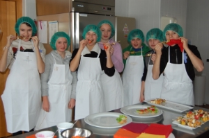 Die Fachschule Frankenberg brachte Mittelschülerinnen und Mittelschülern die Vielfalt der Farben in Küche und Haushalt näher.