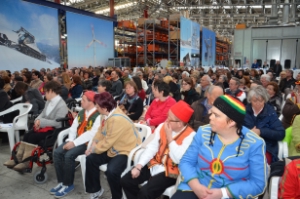 Volle Werkhalle: Über 250 Gäste besuchten die diesjährige Veranstaltung von „Cultura Socialis“ in der Produktionshalle Prinoth in Sterzing