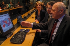 LH Luis Durnwalder bei der Freischaltung der neuen Homepage mit Alfredo Iellici (SIAG) und Birgit Oberkofler (Büro der Europaregion). Foto: EVTZ/Gluderer.