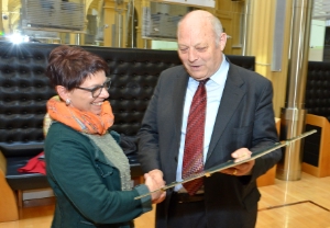 LH Durnwalder überreicht "Goldenes OK" an Sonja Gehri für Engagement gegen Glücksspiel