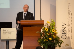 Günther Burger, Direktor der Landesabteilung Mobilität, präsentierte das richtungweisende Tarifkonzept Südtirol Pass