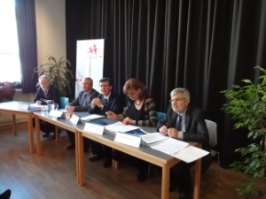 Initiativen zum Spracherwerb vorgestellt (v.li.): Inspektor Mariani, Inspektor Patscheider, Schulamtsleiter Höllrigl, Landesrätin Kasslatter Mur und der Direktor des Bereichs Innovation und Beratung Meraner.
