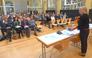 Handbuch: Manuela Pierotti vom Landesamt für Personalentwicklung bei der gestrigen Vorstellung (Foto: Pertl)