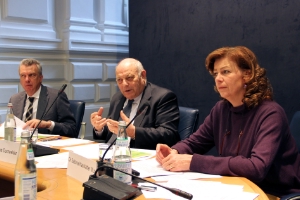 LH Luis Durnwalder und die Landesräte Roberto Bizzo und Sabina Kasslatter Mur bei der Sitzung des Rates für Forschung und Innovation. Foto: DiKOM/ohn.