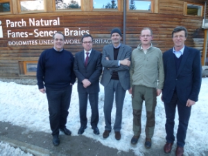 Lokalaugenschein in Enneberg: Landesrat Elmar Pichler Rolle, Bürgermeister Albert Palfrader, Amtsdirektor Artur Kammerer, Schutzgebietsbetreuer Gottfried Nagler und Abteilungsdirektor Anton Aschbacher (v.l.n.r.).
