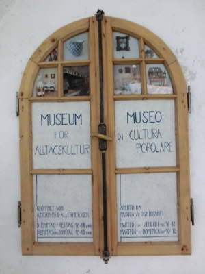 Ab dem Dienstag nach Ostern voller Kuriositäten rund ums Haar: das Museum für Alltagskultur Neumarkt.