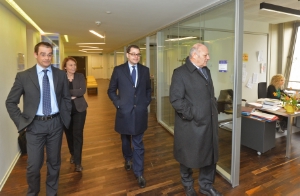 LH Durnwalder hat der neuen Ausschreibungsagentur einen Besuch abgestattet, im Bild mit v. l. Alfred Aberer, Maria Larcher und Thomas Mathá