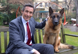 Tierischer Besuch: LR Widmann und "Kommissar Rex" in Bozen (Foto: Pertl)