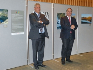 "Auf Wasser als wertvollstes Gut hinweisen": Bürgermeister Helmuth Innerbichler und Landesrat Elmar Pichler Rolle bei der Eröffnung der Fotoausstellung im Naturparkhaus Sand in Taufers.