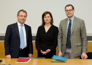 Alpeuregio Summer School vorgestellt (v.re.): Abteilungsdirektor Mathà, Professorin Stefania Baroncelli von der Freien Universität Bozen, Alpenbank-Direktor Atzwanger.