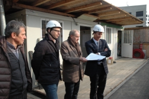 Bauarbeiten für die neue Haltestelle Kaiserau besichtigt (v.li.): STA-Vertreter Gianpaolo Vattai, Stadtviertelvertreter Mattivi, Bauleiter Piller, LR Widmann.