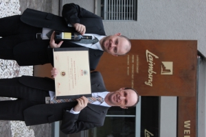 Daniel Bedin, Direktor der Gutsverwaltung Laimburg mit einer Flasche des prämierten Gewürztraminers Elyònd sowie Urban Piccolruaz, Kellermeister des Landesweinguts mit dem Diplom der Großen Goldmedaille