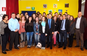 Freude über dreißig Jahre Schüleraustausch zwischen der italienischen Wirtschaftsfachoberschule "Battisti" in Bozen und der Endicott-Highschool, in der Mitte LR Tommasini.
