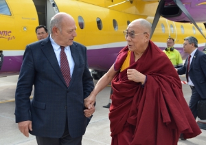 Wurde von LH Durnwalder herzlich empfangen: der Dalai Lama am Bozner Flughafen (Foto: DiKom/Pertl)