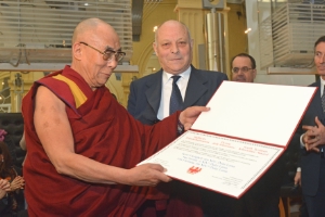 Für seinen gewaltlosen Kampf für Minderheitenrechte ausgezeichnet: LH Durnwalder überreicht dem Dalai Lama den Südtiroler Minderheitenpreis (Foto: DiKom/Pertl)