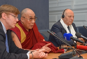 Pressekonferenz mit "His Holiness": Günther Cologna, der Dalai Lama und LH Durnwalder. Foto: Pertl.
