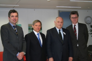 Treffen in Brüssel: (v.l.) MEP Dorfmann, Kommissar Ciolos, LH Durnwalder und Ciolos' Kabinettchef Georg Häusler