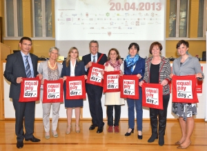 Für gleichen Lohn für gleiche Arbeit (v.li.): Abteilungsdirektor Sinn, Amtsdirektorin Plasinger, Beiratsvorsitzende Oberhammer, LR Bizzo, Beiratsvizepräsidentin Toffol, Vogliotti (AFI), Regionalrätin Stocker, Gögele (Pensplan).