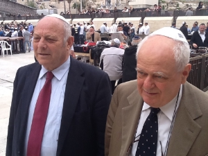 Auch das gehört zu einer Israel-Reise: LH Durnwalder mit CIPMO-Direktor Janiki Cingoli an der Klagemauer in Jerusalems Altstadt