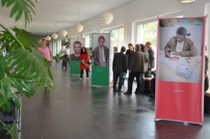 Fünfte Auflage der Aktionstage Politische Bildung mit Wanderausstellung "Sehen und gesehen werden. Partizipative Fotografie mit Flüchtlingen" an der Freien Universität Bozen eröffnet.