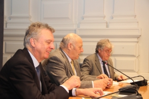 Haben den neuen Dienst heute vorgestellt: LR Bizzo, LH Durnwalder und der Chef der Informatikabteilung des Landes, Kurt Pöhl (Foto: DiKom/mb)